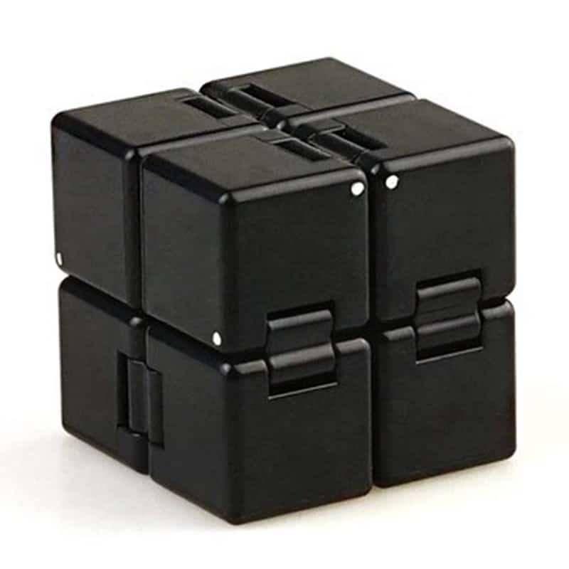 Cubo Infinito Anti-Stress com várias faces que se podem rodar, em acabamento preto, usado para aliviar o stress e melhorar a concentração.