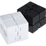 Cubo Infinito Anti-Stress com design modular em cores preta e branca, mostrando diferentes ângulos e detalhes de encaixe.
