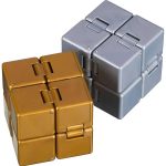 Dois cubos anti-stress com design modular, um em cor dourada e outro em cinza, com detalhes de dobradiças visíveis e acabamento brilhante.