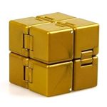 Cubo de metal dourado com várias faces articuladas, mostrando diferentes ângulos e detalhes de ligação, usado como objeto anti-stress ou decoração de ciência.