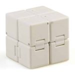 Cubo de plástico branco com faces que se abrem e fecham, usado como objeto anti-stress, com design modular e compacto.