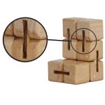 Detalhe de encaixe do Cubo Infinito de Madeira, mostrando as ranhuras e encaixes precisos para montagem.