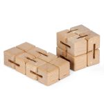 Peças de madeira de diferentes tamanhos e formas encaixadas, formando um cubo e uma estrutura de blocos.