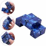 Cubo infinito com padrão de galáxia, mostrado em diferentes ângulos e mãos a manipular, destacando a sua flexibilidade e design.