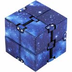 Cubo infinito com padrão de galáxia, detalhes de estrelas e nebulosas, em tons de azul e branco, com encaixes visíveis e acabamento brilhante.
