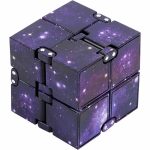 Cubo de quebra-cabeça com padrão de galáxia, detalhes de estrelas e nebulosas em tons de roxo e azul, com encaixes visíveis nas arestas.