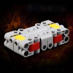 Cubo Infinito LEGO com peças brancas, vermelhas e amarelas, visto de cima, com fundo escuro e efeito de fogo ao redor.