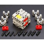 Peças de LEGO para montar um cubo infinito, incluindo blocos cinzentos, vermelhos, amarelos e acessórios pretos, dispostas sobre uma superfície escura.