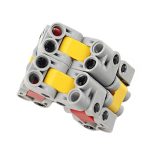 Peças de LEGO Technic em cinza, amarelo e vermelho formando um cubo com detalhes visíveis das conexões e articulações.