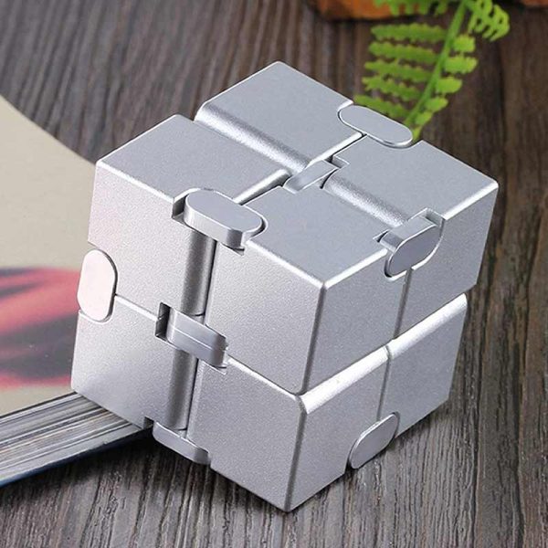 Cubo infinito de metal com ligações articuladas, mostrando diferentes ângulos e detalhes das conexões.