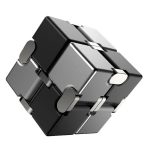 Cubo de metal com faces articuladas que permite várias configurações e movimentos, com acabamento em preto e prateado, mostrando detalhes das juntas e articulações.