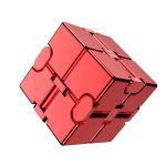 Cubo de metal vermelho com peças interligadas formando um cubo infinito, visto de ângulo superior com detalhes de encaixe e acabamento brilhante.