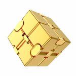 Cubo infinito de metal dourado com faces articuladas, vista de ângulo superior, destacando as juntas e o acabamento brilhante.