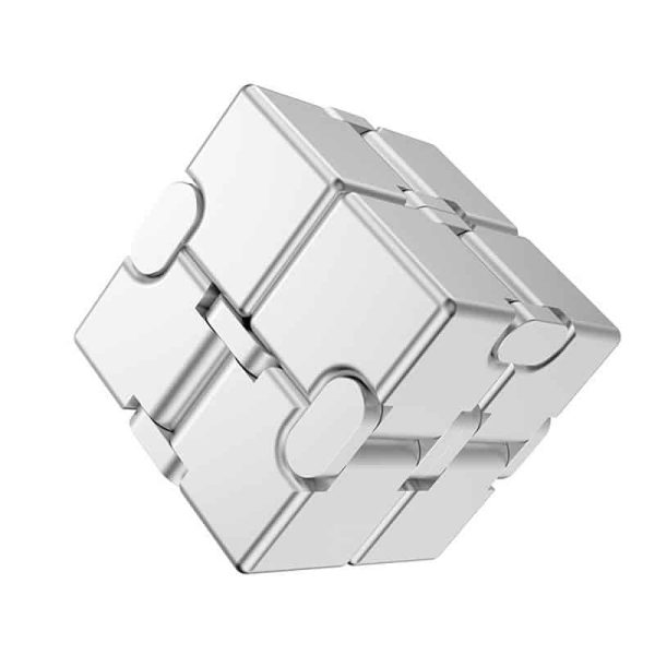 Cubo infinito de metal com faces articuladas, mostrando detalhes das juntas e acabamento brilhante, visto de ângulo superior esquerdo.