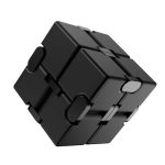 Cubo infinito de metal preto com faces articuladas, mostrando detalhes de encaixe e movimento, sobre fundo branco.