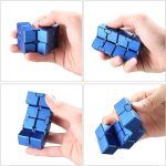 Cubo infinito de metal azul, mostrado de diferentes ângulos na mão, destacando as ligações e o design modular.