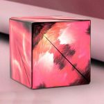 Cubo com padrão artístico em tons de rosa, preto e branco, com linhas diagonais e efeito de pintura abstrata.