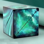 Cubo de origami infinito com padrão de aurora boreal, detalhes de linhas e cores vibrantes em tons de verde, azul e preto, com efeito de luz e sombra.
