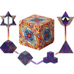 Peças de origami em forma de cubo e estrelas com padrões coloridos e detalhes brilhantes, dispostas ao redor de um cubo central com padrão multicolorido.