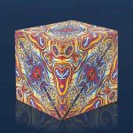 Cubo Infinito Origami com padrão de cores vibrantes e detalhes intricados, visto de frente com destaque para as linhas e formas complexas.
