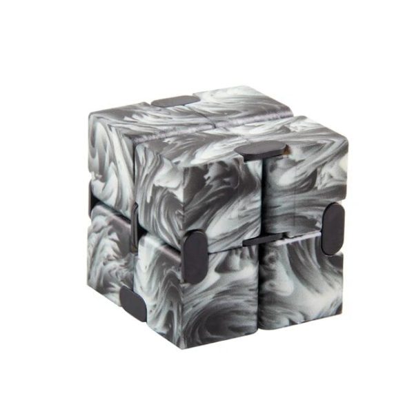 Cubo Infinito com padrão de mármore preto, branco e cinza, com cantos arredondados e encaixes visíveis.