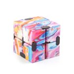 Cubo Infinito com padrão marmoreado colorido, cantos arredondados e peças de encaixe preto, visto de frente.