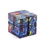 Cubo Infinito com padrão de cores vibrantes, peças articuladas e encaixes visíveis, mostrando a sua estrutura modular e possibilidade de diferentes configurações.