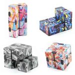 Conjunto de cubos de plástico com padrões de cores vibrantes, incluindo azul, amarelo, vermelho e preto, usados para manipulação e jogos de lógica.