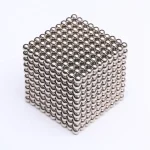 Cubo de esferas magnéticas prateadas empilhadas formando um cubo de 5 mm de diâmetro cada esfera, visto de cima.