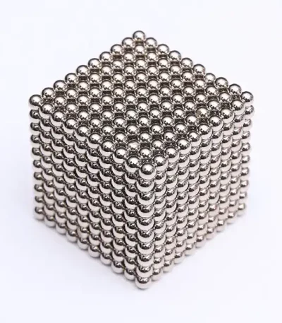 Cubo de esferas magnéticas prateadas empilhadas formando um cubo de 5 mm de diâmetro cada esfera, visto de cima.