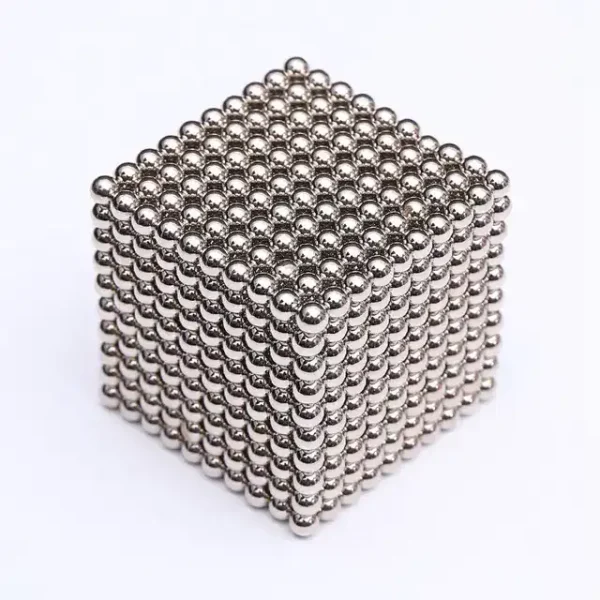 Cubo de esferas magnéticas prateadas empilhadas formando um cubo de 5 mm de diâmetro cada esfera, visto de cima.