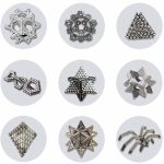 Vários modelos de estruturas feitas com esferas magnéticas, incluindo uma pirâmide, uma estrela, uma esfera e formas geométricas complexas, exibidas em fundo cinza claro.
