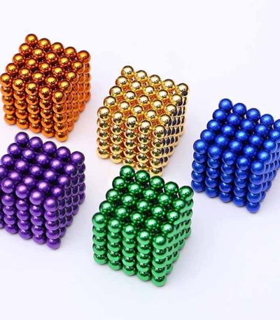 Cubo magnético composto por bolas de cores diferentes: laranja, dourado, azul, roxo e verde, formando um cubo tridimensional.