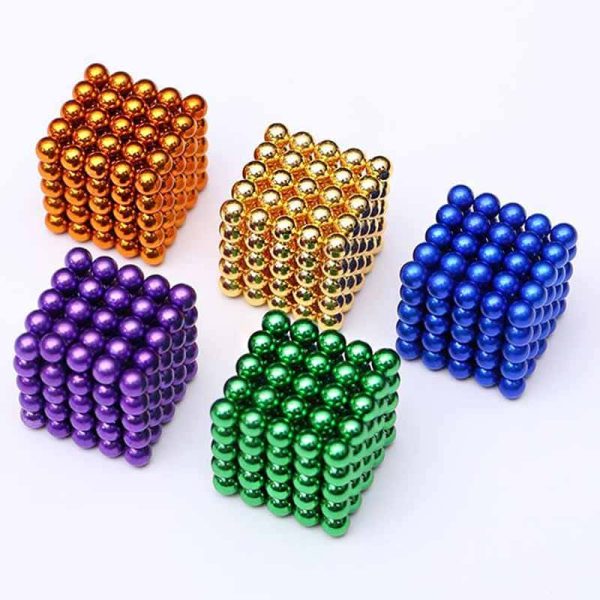 Cubo magnético composto por bolas de cores diferentes: laranja, dourado, azul, roxo e verde, formando um cubo tridimensional.