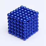 Cubo de bolas magnéticas azuis brilhantes, mostrando várias faces e detalhes de cada esfera, com fundo branco.