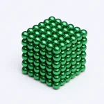 Cubo de bolas magnéticas verdes com 216 unidades, mostrando detalhes de cada esfera brilhante e refletora, arranjadas em forma de cubo.