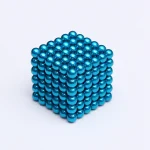 Cubo de bolas magnéticas azuis de 5mm formando uma estrutura tridimensional compacta, vista de frente com fundo branco.