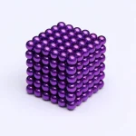 Cubo de bolas magnéticas roxas de 5mm formando um cubo perfeito, com superfície brilhante e refletora, sobre fundo branco.