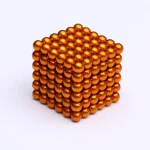 Cubo de bolas magnéticas de 5mm em cor dourada, formando uma estrutura tridimensional compacta.