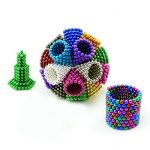 Cubo de bolas magnéticas coloridas com várias cores, incluindo azul, verde, roxo, branco, rosa, dourado e prateado, formando uma estrutura tridimensional.