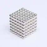 Cubo de bolas magnéticas prateadas, visto de cima, mostrando a estrutura de 6 camadas de bolas de 5mm cada.