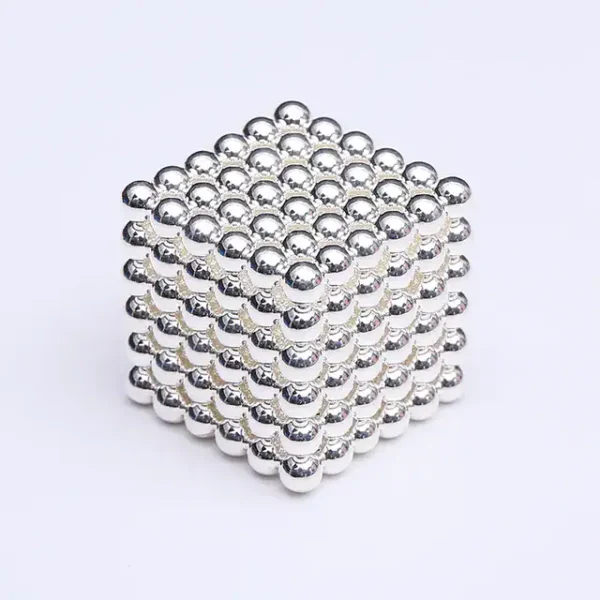 Cubo de bolas magnéticas prateadas, visto de cima, mostrando a estrutura de 6 camadas de bolas de 5mm cada.