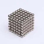 Cubo de bolas magnéticas de 5mm, com acabamento metálico brilhante, mostrando várias faces e detalhes das bolas unidas.