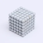 Cubo de bolas magnéticas brancas, mostrando detalhes de várias faces e a estrutura de montagem.