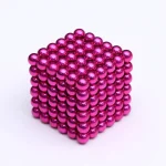 Cubo de bolas magnéticas rosa brilhantes, mostrando várias faces e detalhes das esferas de 5mm de diâmetro.