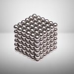 Cubo magnético composto por bolas de aço inoxidável de 3mm, formando uma estrutura tridimensional de 6x6x6 unidades, com acabamento brilhante e refletivo.