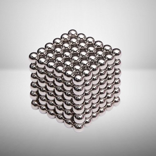 Cubo magnético composto por bolas de aço inoxidável de 3mm, formando uma estrutura tridimensional de 6x6x6 unidades, com acabamento brilhante e refletivo.