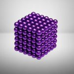 Cubo magnético composto por bolas roxas de 3mm formando um cubo 6x6x6, com superfície brilhante e detalhes de cada esfera visíveis.