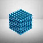 Cubo magnético de 6x6x6 formado por bolas de 3mm de diâmetro, com acabamento metálico azul, mostrando a estrutura tridimensional e detalhes das bolas.