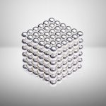 Cubo magnético composto por bolas metálicas de 3mm formando um cubo 6x6x6, com acabamento brilhante e refletivo, sobre fundo branco.